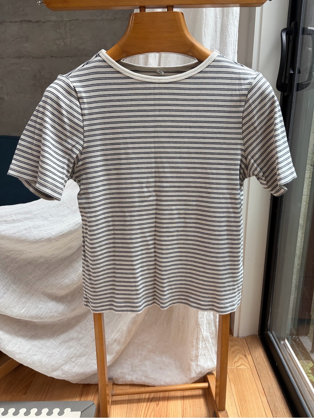Uniqlo Boat Neck Short Sleeve Striped Tee in White and Navy